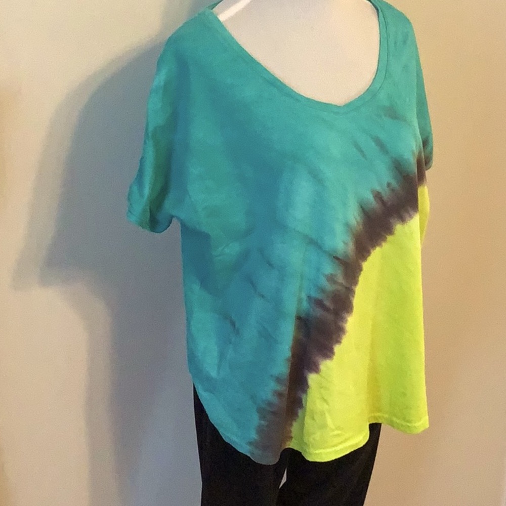 Tie-died short sleeve top.